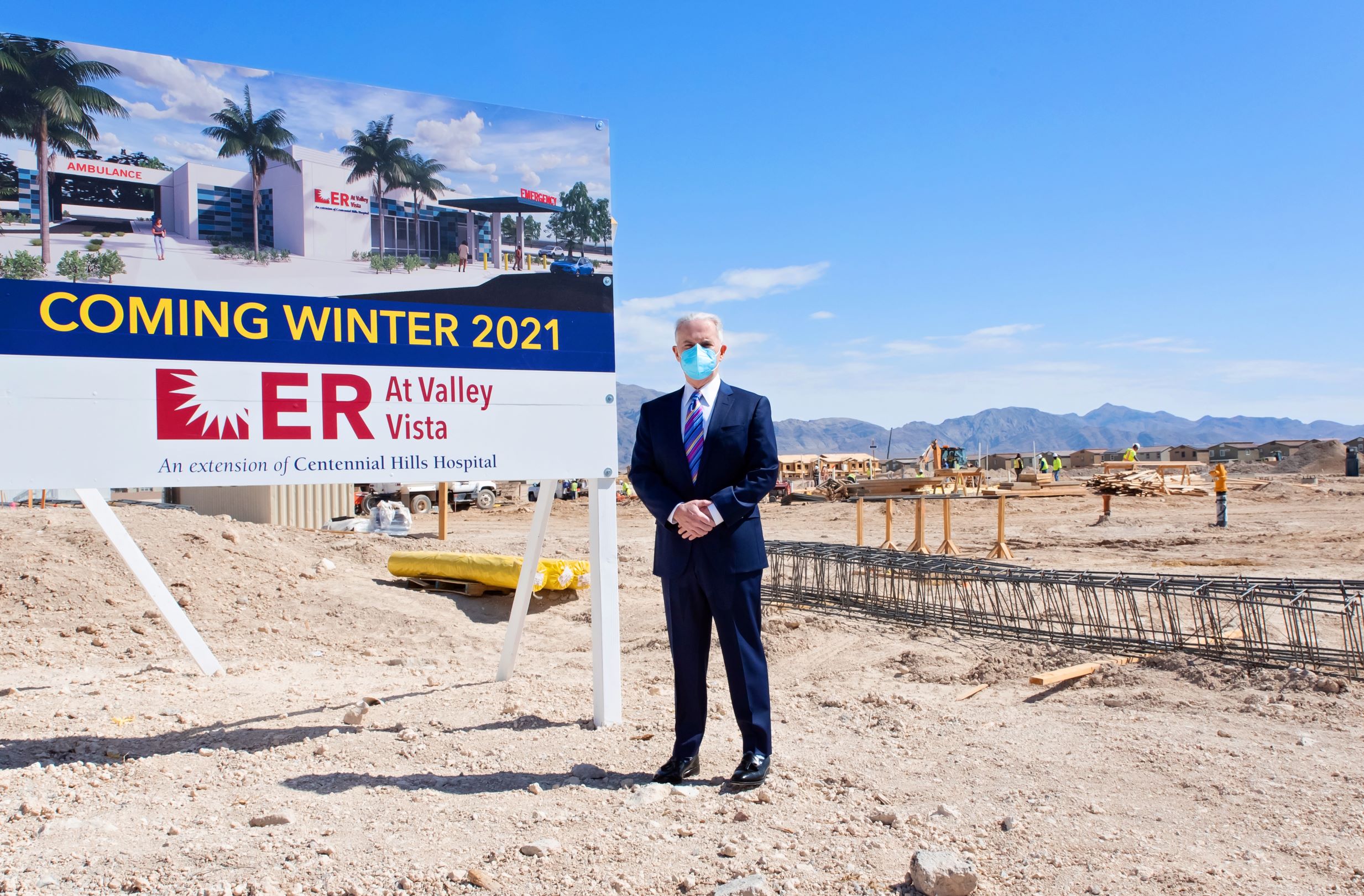 Dr. Cercone de pie en el sitio en North Las Vegas donde se ubicará la nueva sala de emergencias independiente.