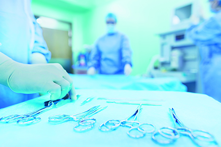 Imagen de trabajadores del hospital con máscaras y batas.