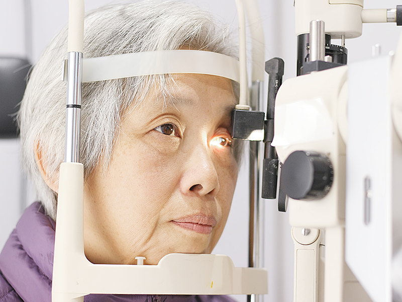 older woman eye exam