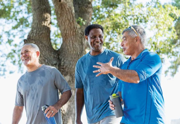 Grupo de hombres conversando después de un entrenamiento