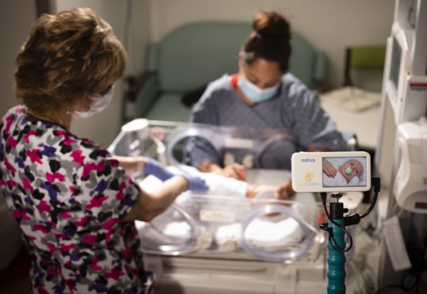 El Hospital Centennial Hills ahora ofrece tecnología de transmisión de video para padres de pacientes de cuidados intensivos neonatales