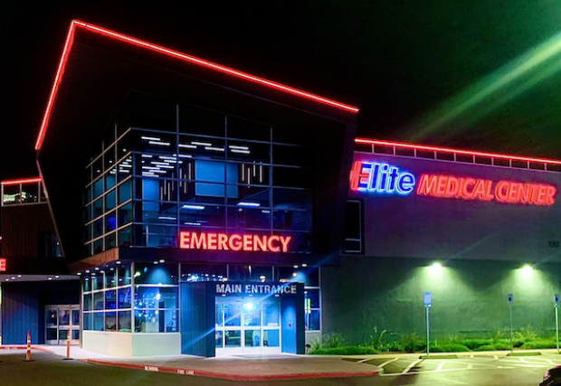 Centro Médico Elite de noche
