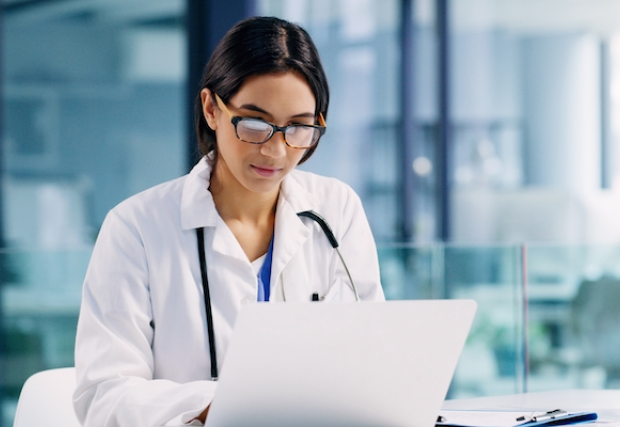 Doctora trabajando en su computadora