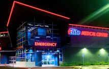 Centro Médico Elite de noche