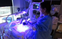 Enfermera neonatal y bebé