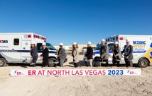 El grupo posa quién arrojó tierra en la inauguración de Valley ER en North Las Vegas frente al letrero que dice que llegará a fines de 2023